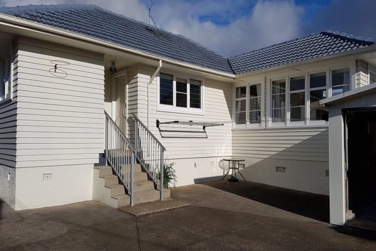 Photo of property in 2/37 Shakespeare Road, Milford, Auckland, 0620