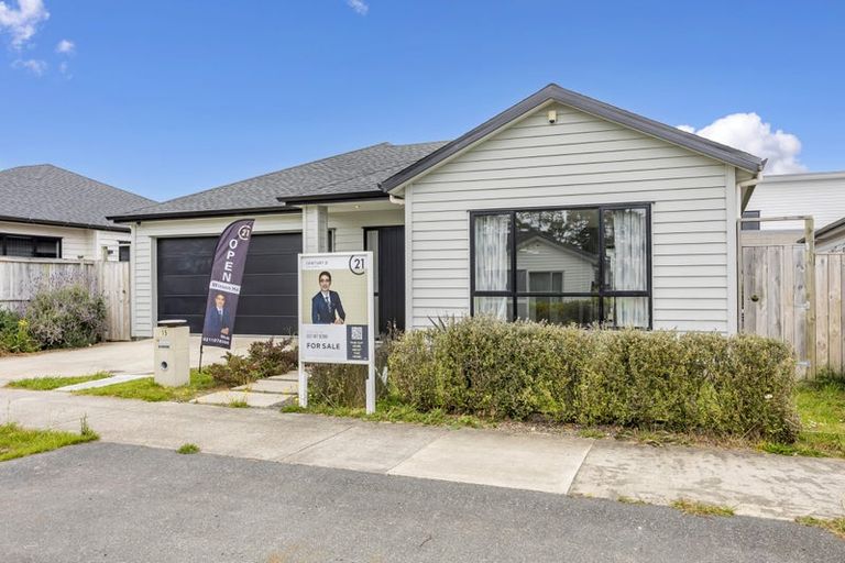 Photo of property in 15 Ropere Street, Kumeu, 0810