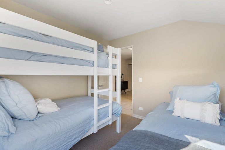 Photo of property in 17 Milward Place, Kelvin Heights, Queenstown, 9300