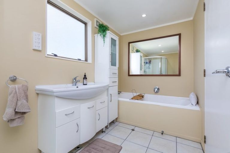 Photo of property in 4 Valley Road, Waiuku, 2123