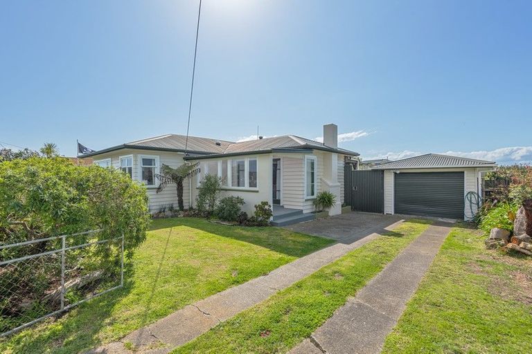 Photo of property in 17 Andrews Street, Foxton Beach, Foxton, 4815