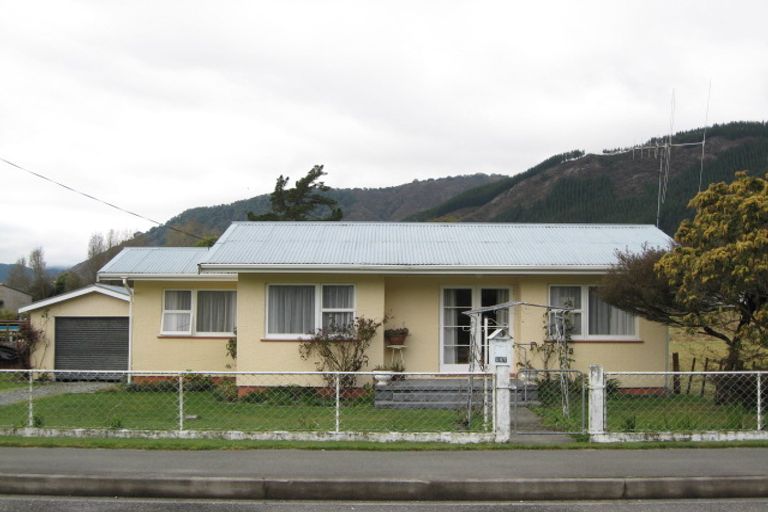 Photo of property in 147 Fairfax Street, Murchison, 7007