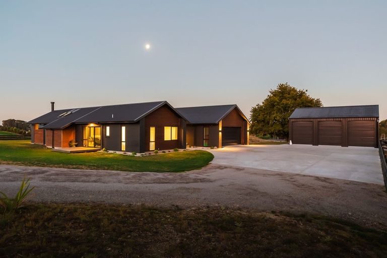 Photo of property in 2 Vickers Way, Acacia Bay, Taupo, 3385