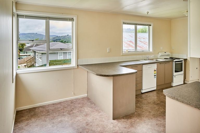 Photo of property in 4 Thomson Grove, Stokes Valley, Lower Hutt, 5019