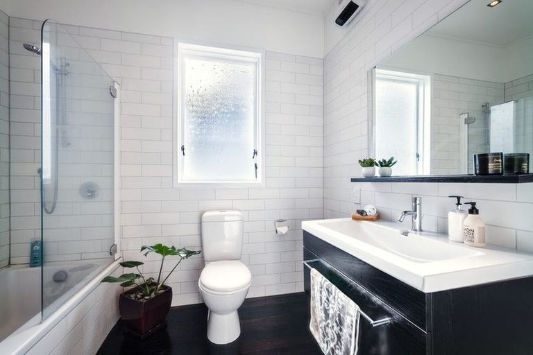 Photo of property in 40 Derwent Street, Island Bay, Wellington, 6023