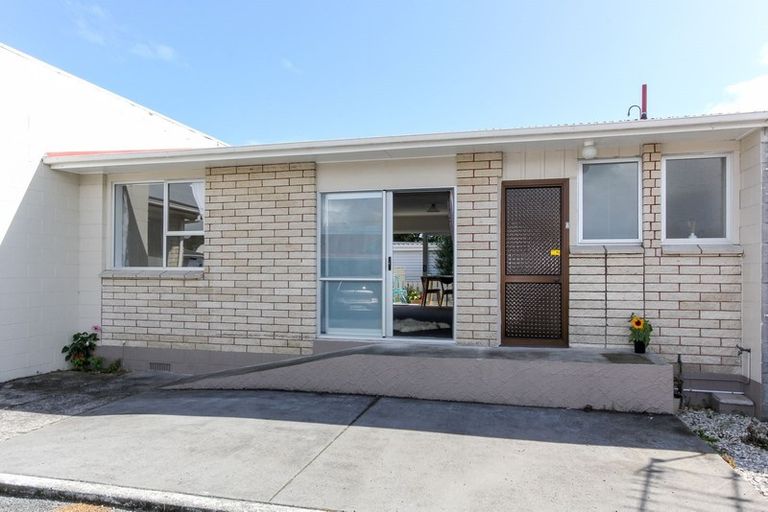 Photo of property in 2/14 Huatoki Street, Vogeltown, New Plymouth, 4310