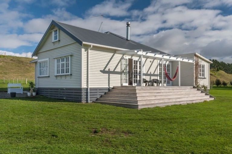 Photo of property in 48 Paeroa Road, Levin, 5572