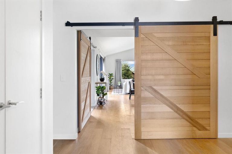 Photo of property in 13 Hovingham Court, Jacks Point, Queenstown, 9371