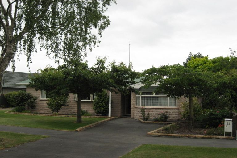 Photo of property in 16 Burnside Crescent, Burnside, Christchurch, 8053