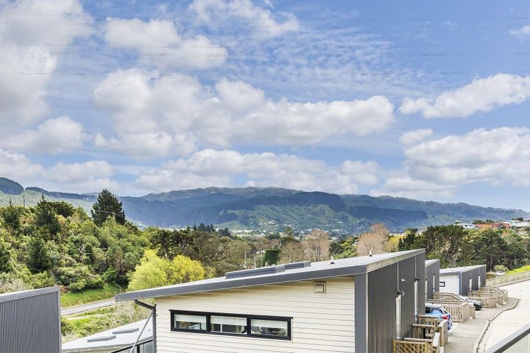 Photo of property in 15 Ara Patukawenga, Tawa, Wellington, 5028