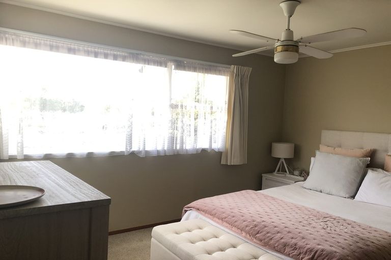 Photo of property in 21 Battle Place, Glenfield, Auckland, 0629