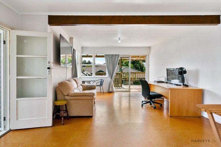 Photo of property in 15 Cliff View Drive, Green Bay, Auckland, 0604