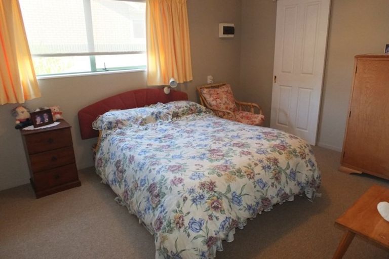 Photo of property in 17 Hennessy Street East, Foxton Beach, Foxton, 4815