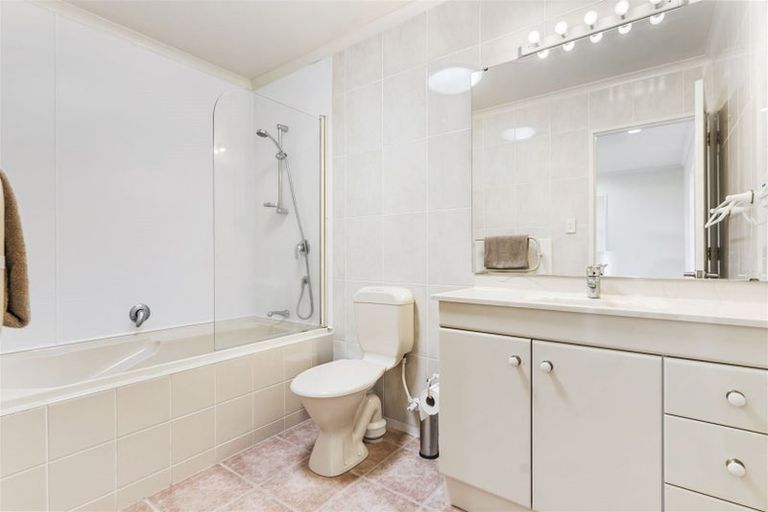 Photo of property in 8 Fulmar Way, Unsworth Heights, Auckland, 0632