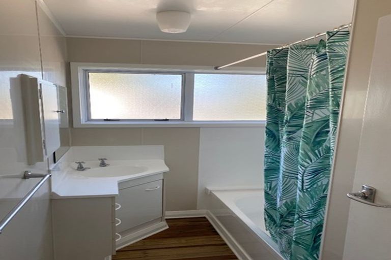 Photo of property in 18 Church Street, Waipawa, 4210