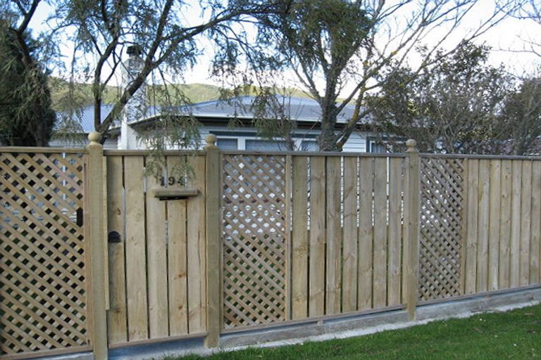 Photo of property in 194 Wellington Road, Wainuiomata, Lower Hutt, 5014