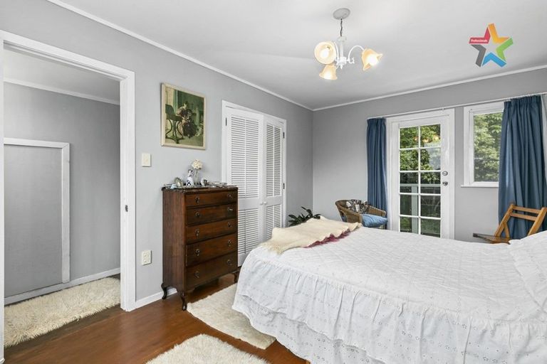 Photo of property in 32 Ferry Road, Days Bay, Lower Hutt, 5013