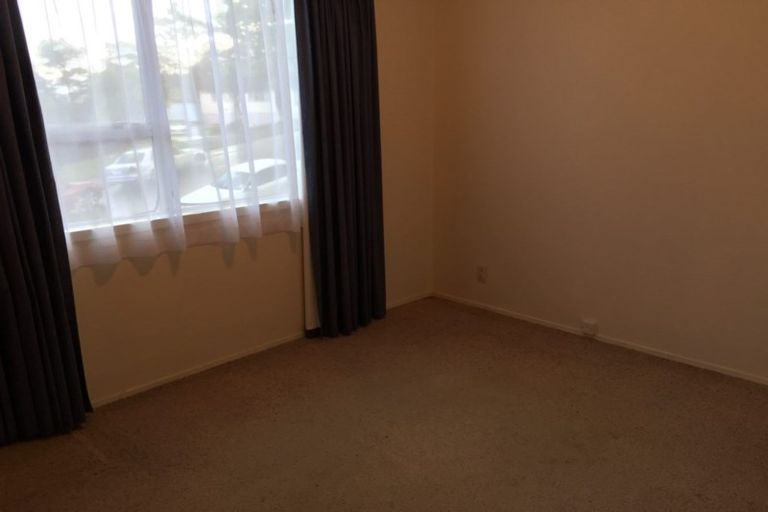 Photo of property in 1/3 Mcquoid Place, Glenfield, Auckland, 0629