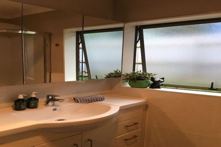 Photo of property in 22 Lynden Avenue, Hillcrest, Auckland, 0627