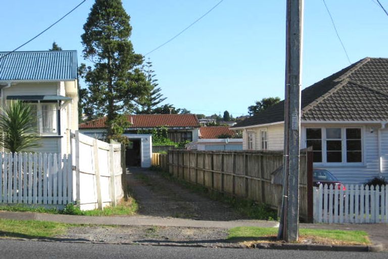 Photo of property in 1/5 Islington Avenue, New Lynn, Auckland, 0600