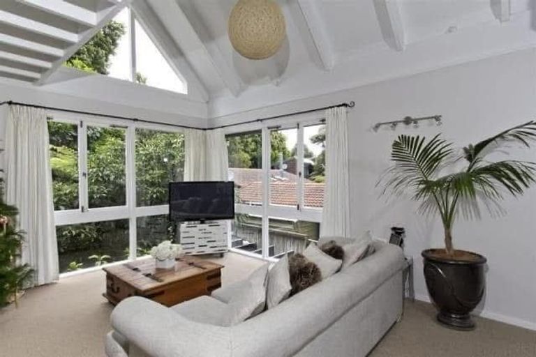 Photo of property in 2/16 Colonial Road, Birkenhead, Auckland, 0626