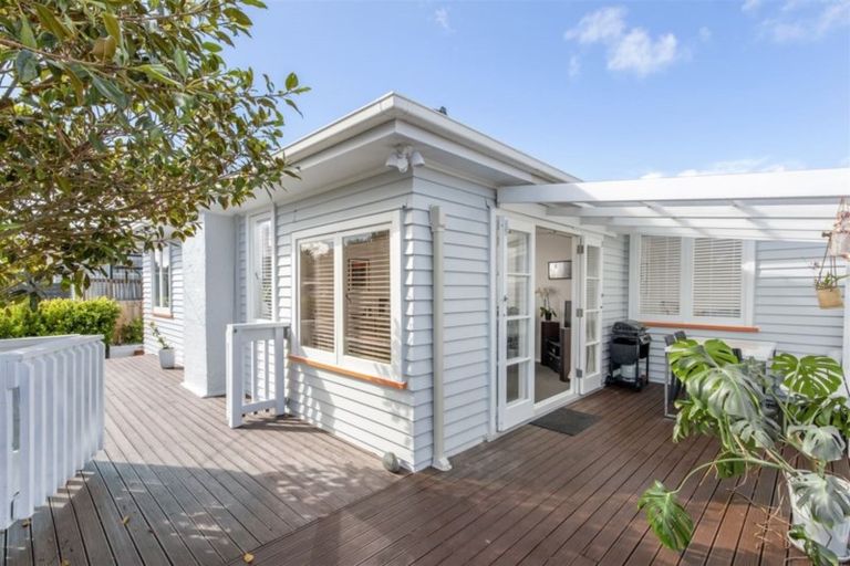 Photo of property in 24 Sylvan Crescent, Te Atatu South, Auckland, 0610