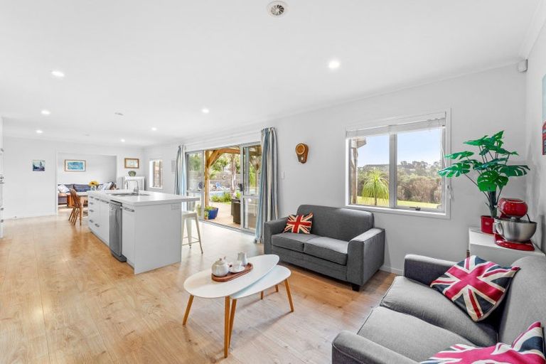 Photo of property in 54 Roberts Road, Matakatia, Whangaparaoa, 0930