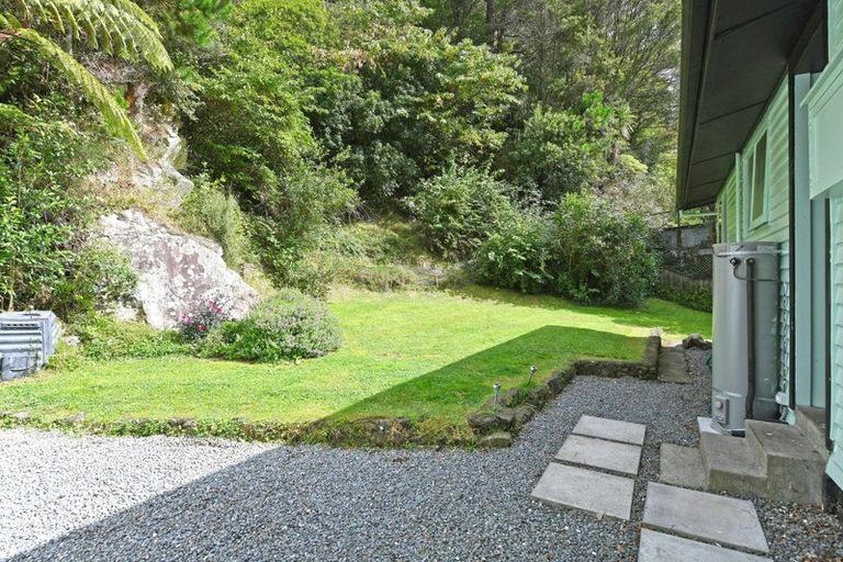 Photo of property in 104 Pinehaven Road, Pinehaven, Upper Hutt, 5019