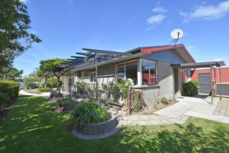 Photo of property in 70 Seaward Road, Edendale, 9825