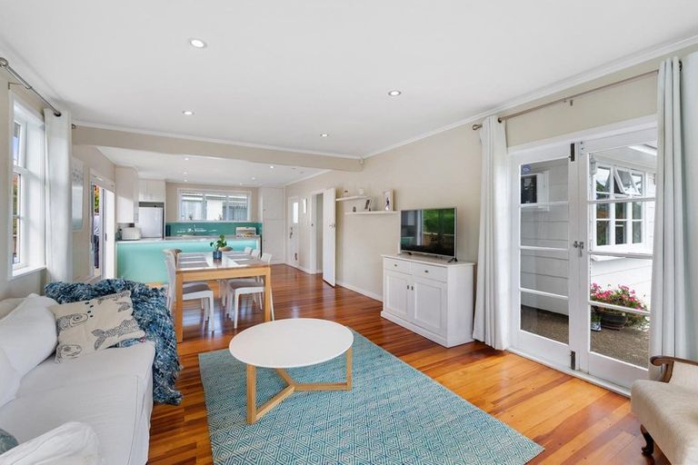 Photo of property in 64 Newington Road, Henderson, Auckland, 0612