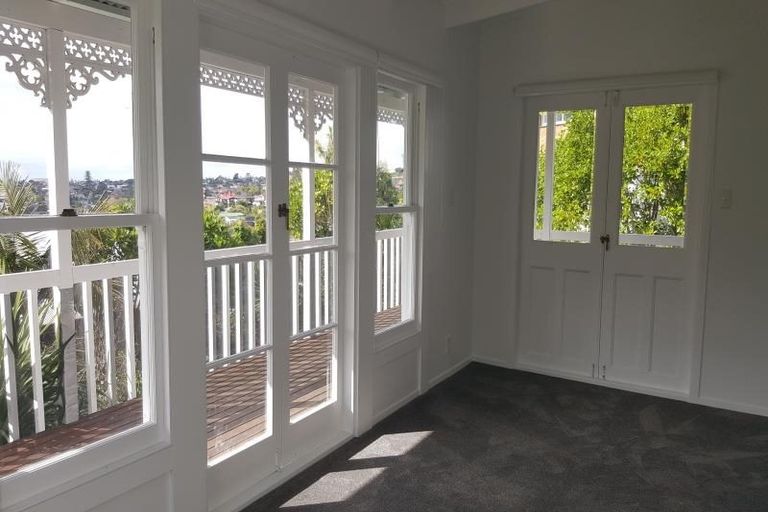 Photo of property in 35 Barker Rise, Northcross, Auckland, 0632