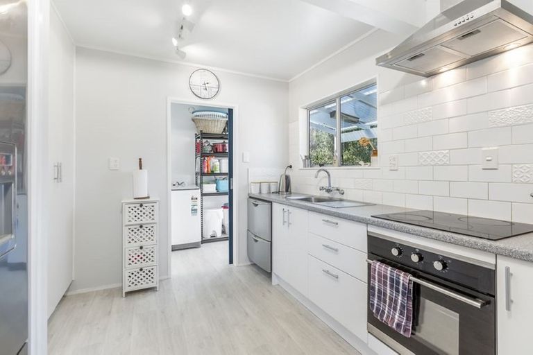 Photo of property in 27 Springtime Crescent, Stanmore Bay, Whangaparaoa, 0932