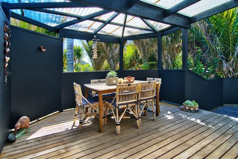 Photo of property in 5 Rayner Road, Piha, New Lynn, 0772