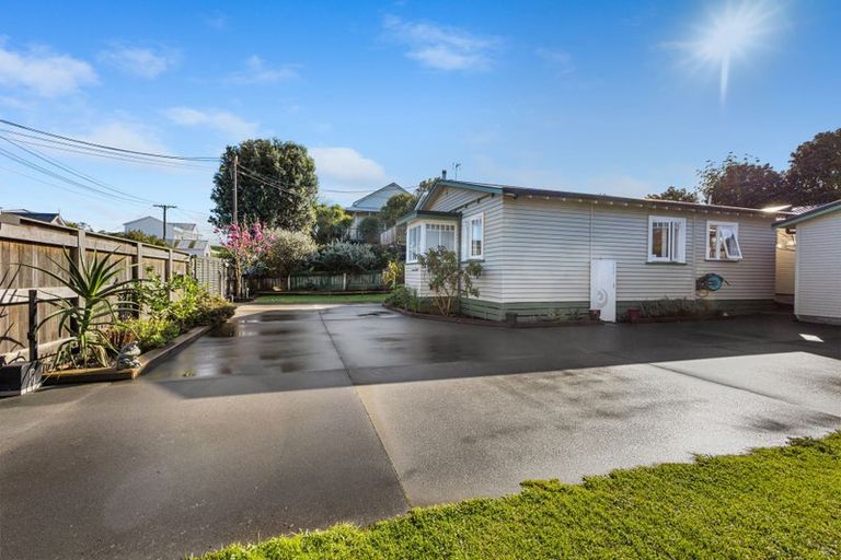 Photo of property in 39 Belt Road, Moturoa, New Plymouth, 4310