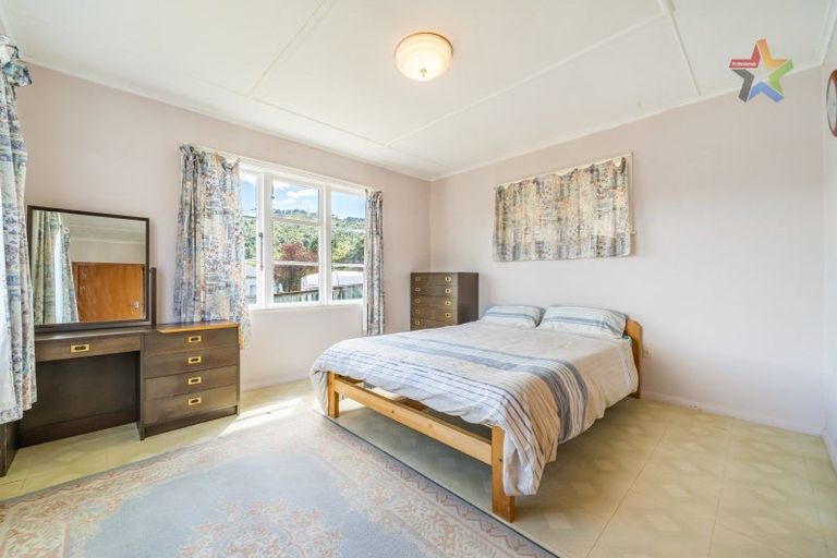 Photo of property in 72 Glen Road, Stokes Valley, Lower Hutt, 5019