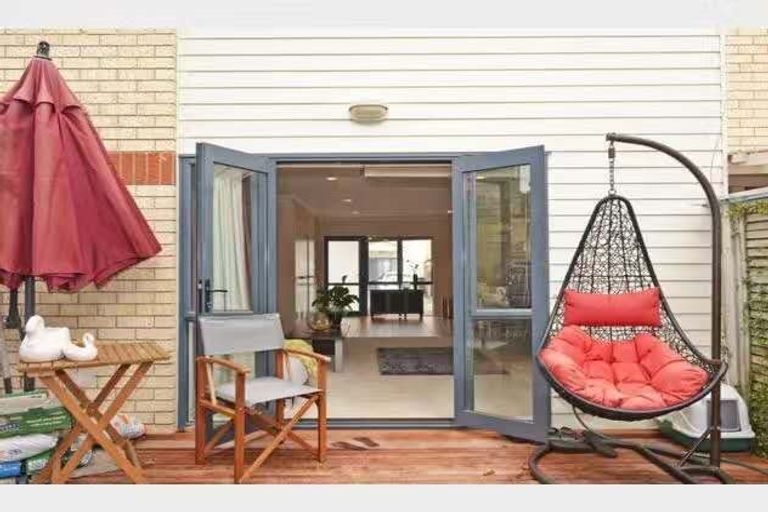 Photo of property in Tuscany Way, 3/3 Ambrico Place, New Lynn, Auckland, 0600