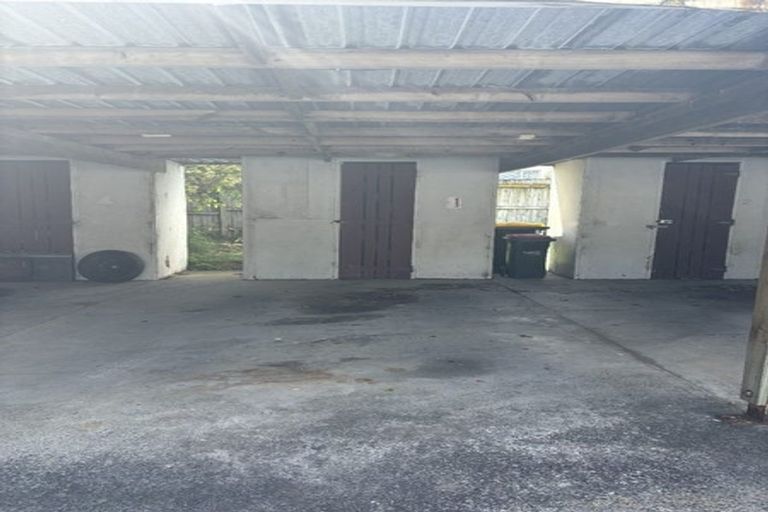 Photo of property in 1/79 West Coast Road, Glen Eden, Auckland, 0602