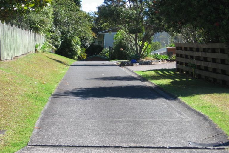 Photo of property in 28 Cron Avenue, Te Atatu South, Auckland, 0610