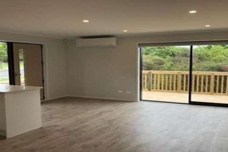 Photo of property in 1 Kittiwake Drive, Schnapper Rock, Auckland, 0632