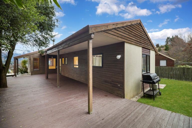 Photo of property in 8 Avalon Crescent, Fernhill, Queenstown, 9300
