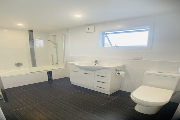 Photo of property in 127 Exmouth Road, Northcote, Auckland, 0627