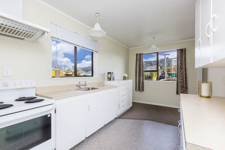 Photo of property in 2/48 Kowhai Avenue, Ebdentown, Upper Hutt, 5018