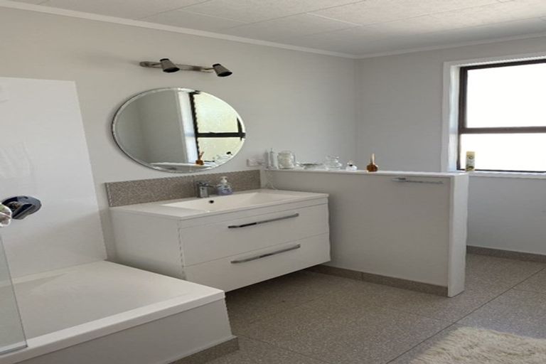 Photo of property in 40 Queens Road, Waikanae Beach, Waikanae, 5036