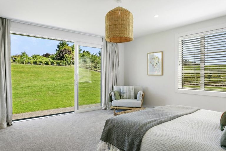 Photo of property in 5 Lens Way, Acacia Bay, Taupo, 3385