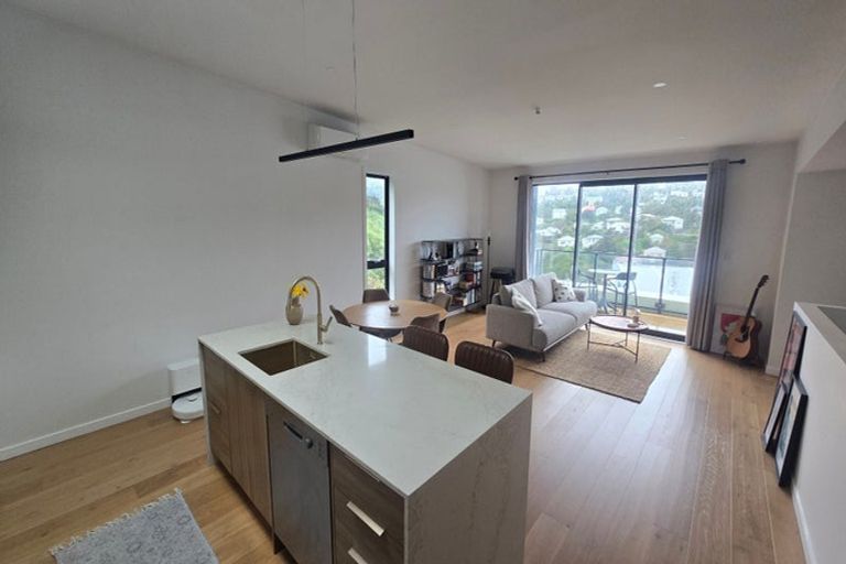 Photo of property in 52 Tiketike Way, Brooklyn, Wellington, 6021