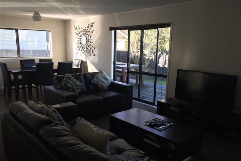 Photo of property in 2/25 Melleray Place, Randwick Park, Auckland, 2105