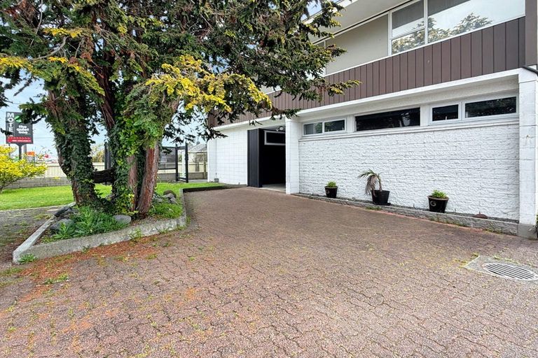 Photo of property in 355 Oxford Street, Levin, 5510