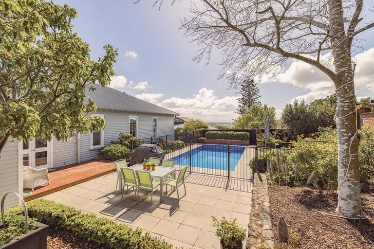 Photo of property in 69 Hackthorne Road, Cashmere, Christchurch, 8022