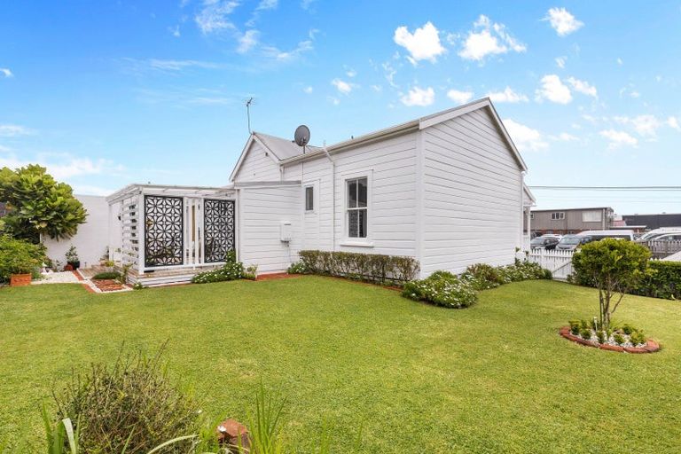 Photo of property in 32 Belt Road, Moturoa, New Plymouth, 4310