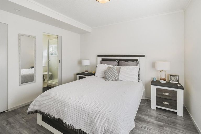 Photo of property in 102 Lawrence Crescent, Hillpark, Auckland, 2102